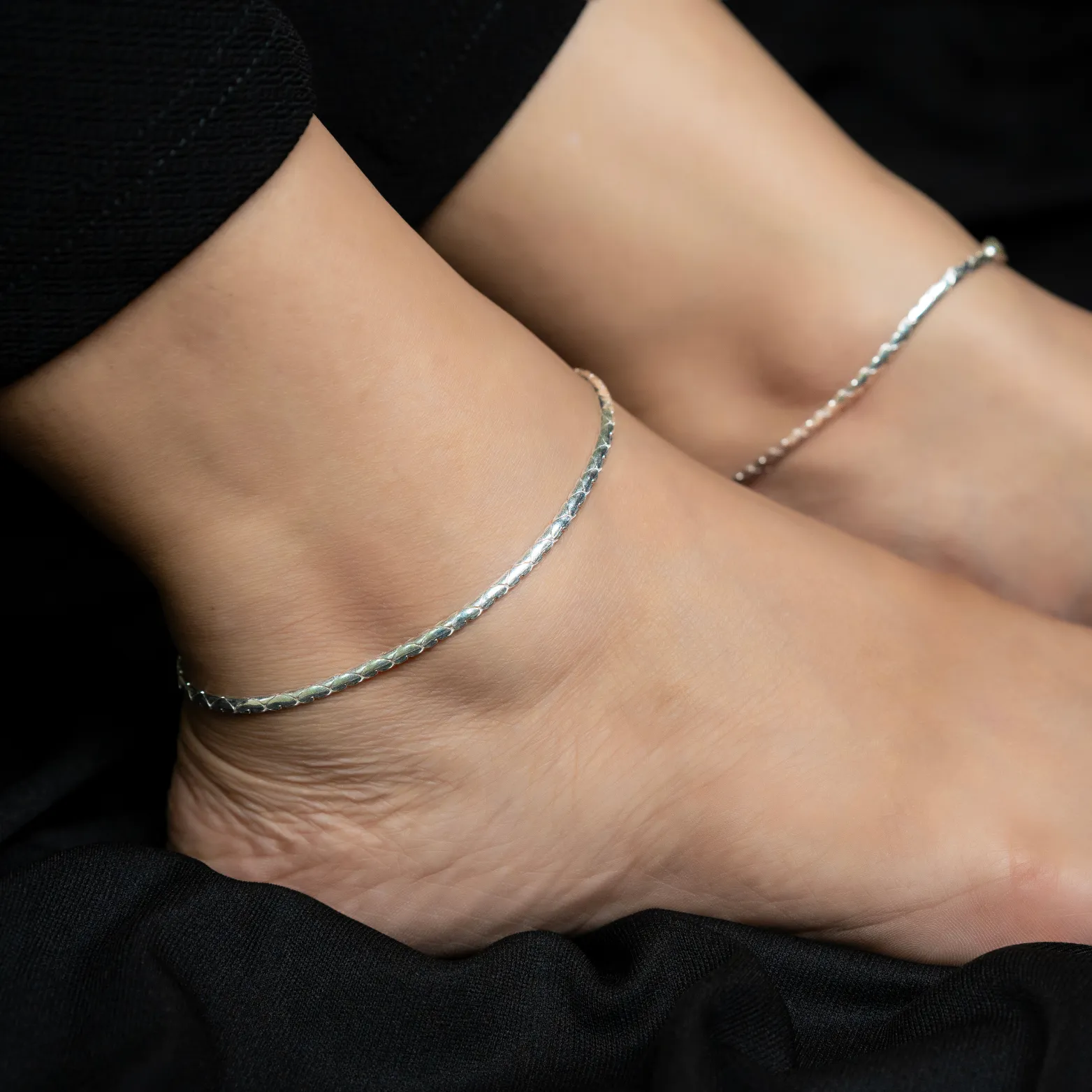 Ekaa Glossy Textured Classic Silver Anklet