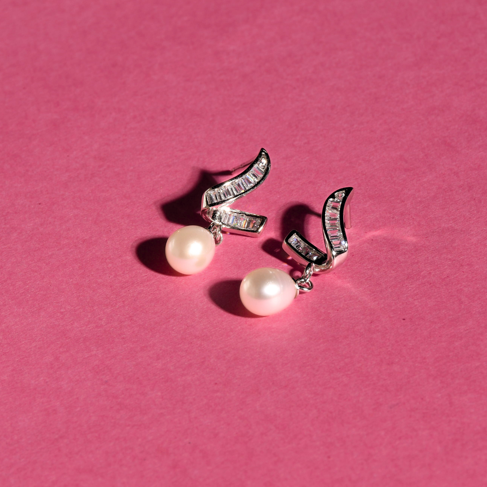 Celestia Curve Pearl Earrings