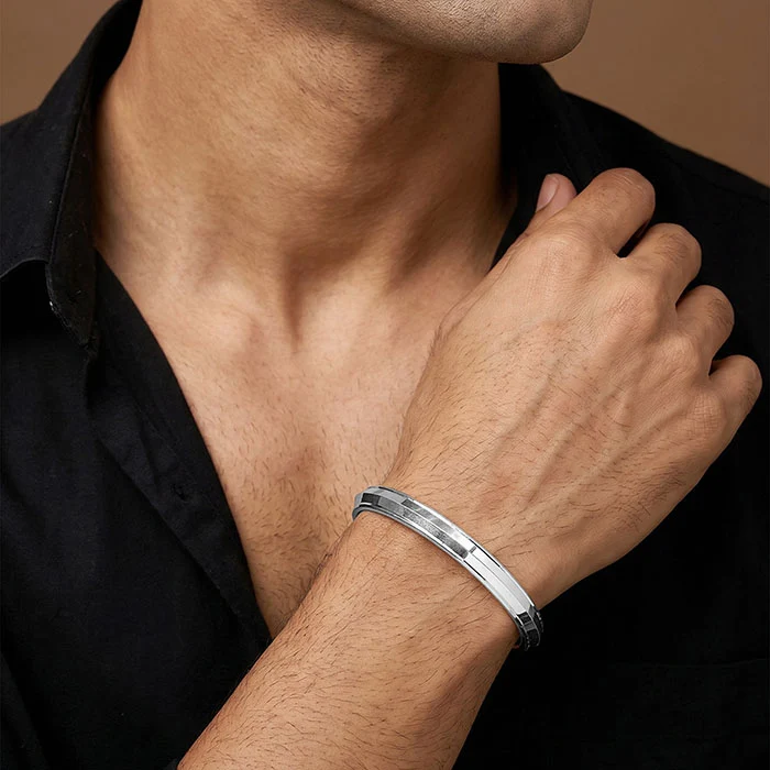 Sterling Silver Men’s V-Shaped with fine lines Kada